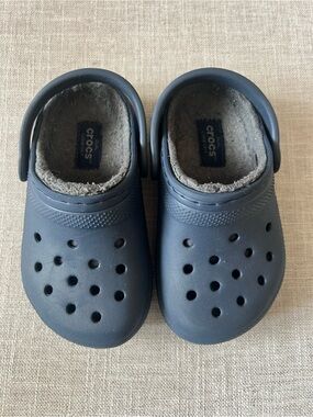 Crocs Classic kids unisex faux fur Lined mule Clogs w/strap, Navy, size 8